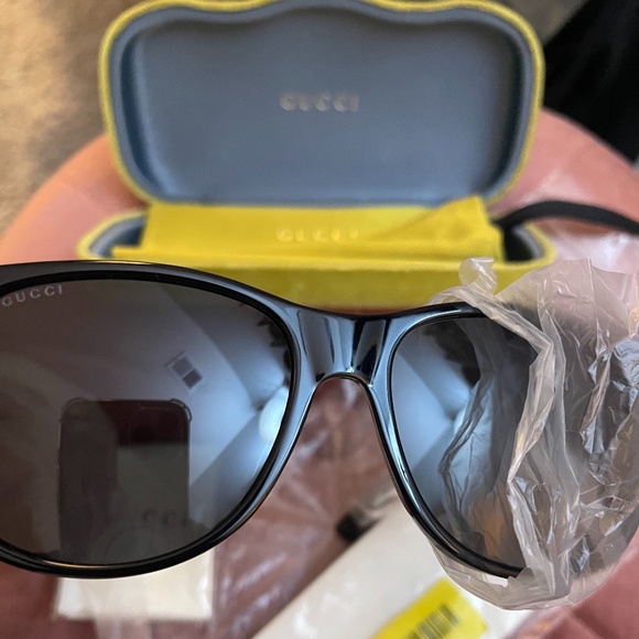 Sold! UNISEX GUCCI SUNGLASSES *NWT - Picture 2 of 7
